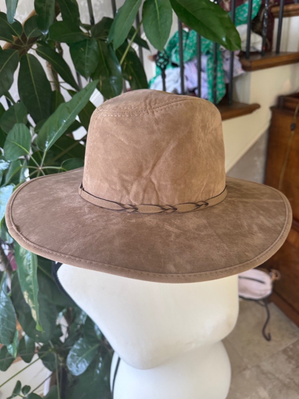 LULUS ladies wide brim, fedora style hat, excellent condition